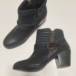 Relativity unworn black ankle boots size 10M